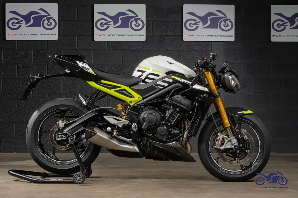 TRIUMPH STREET TRIPLE RS MOTO2